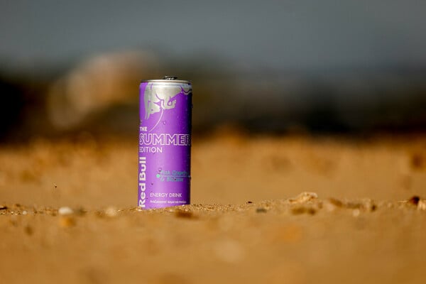 Red Bull Summer Edition με γεύση Pink Grapefruit: Το νέο energy ritual κάθε καλοκαιρινής ημέρας