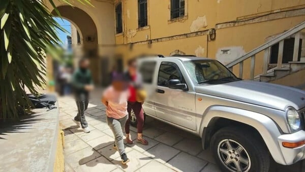 ΚΡΗΤΗ ΚΑΚΟΠΟΙΗΣΗ ΑΝΗΛΙΚΗΣ ΤΡΙΧΡΟΝΗ ΜΗΤΕΡΑ ΣΥΝΤΡΟΦΟΣ