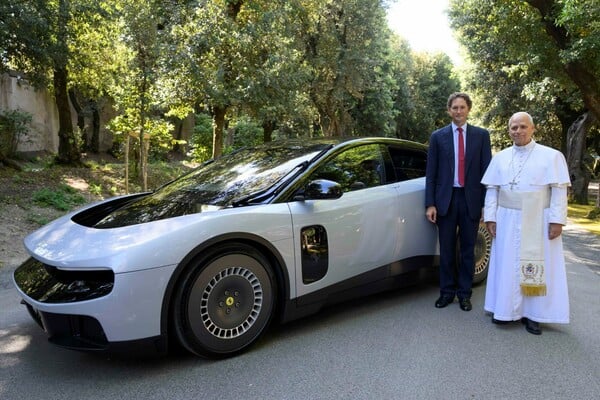 FERRARI ΠΑΠΑΣ ΛΕΩΝ 