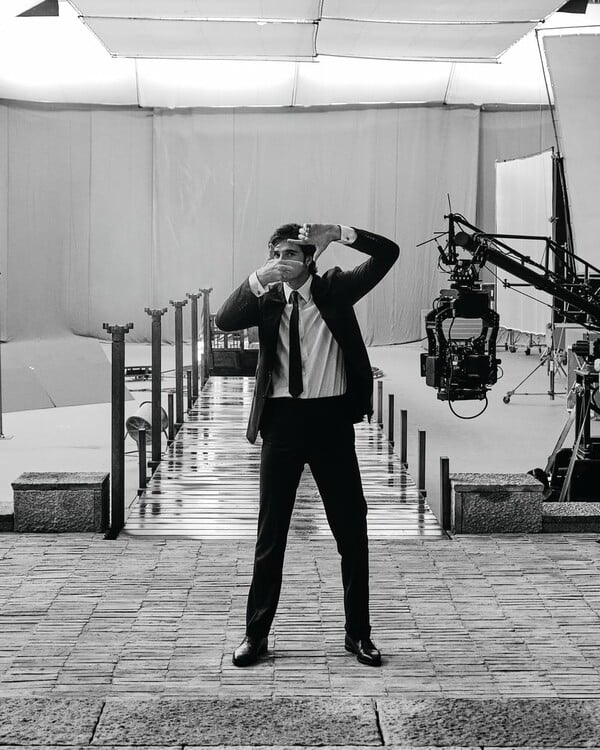 Τζέικομπ Ελόρντι: Το νέο αγόρι της Chanel ξέρει ακριβώς πώς να κοιτάζει την κάμερα