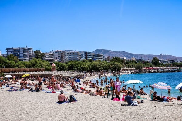 Γέμισαν οι παραλίες της Αττικής από όσους έμειναν στην Αθήνα το τριήμερο