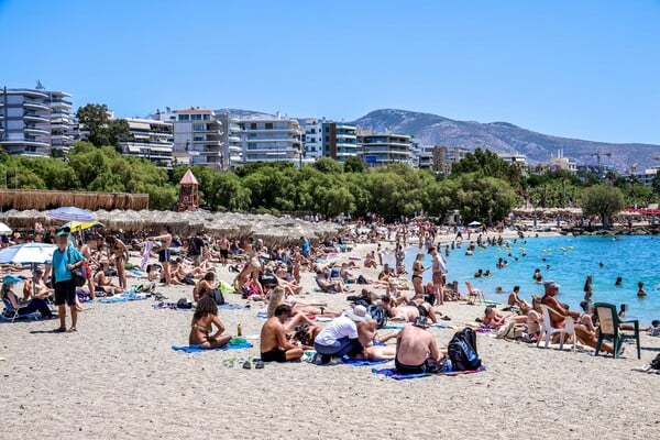 Γέμισαν οι παραλίες της Αττικής από όσους έμειναν στην Αθήνα το τριήμερο