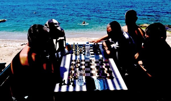 Γέμισαν οι παραλίες της Αττικής από όσους έμειναν στην Αθήνα το τριήμερο