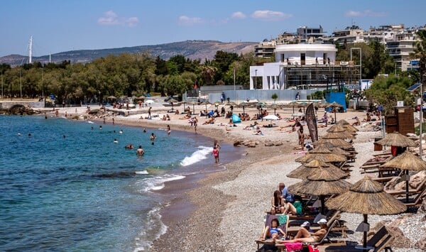Γέμισαν οι παραλίες της Αττικής από όσους έμειναν στην Αθήνα το τριήμερο