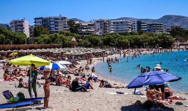 Γέμισαν οι παραλίες της Αττικής από όσους έμειναν στην Αθήνα το τριήμερο