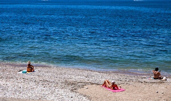 Γέμισαν οι παραλίες της Αττικής από όσους έμειναν στην Αθήνα το τριήμερο