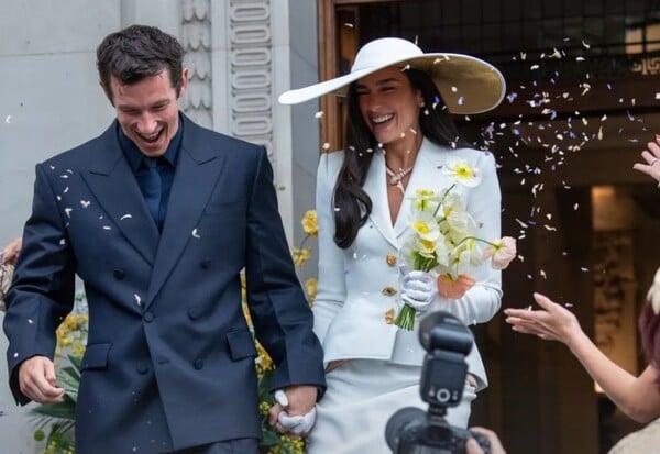 DUA LIPA CALLUM TURNER ΓΑΜΟΣ ΠΑΡΤΙ