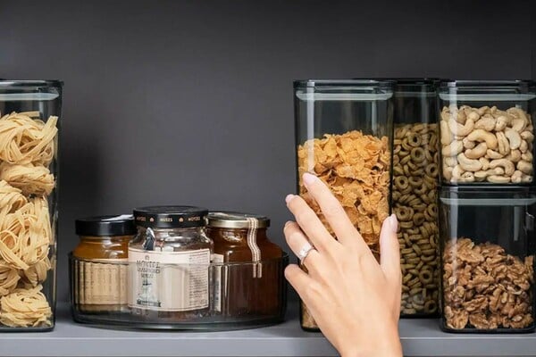 Pantry Makeover: Γιατί ένα οργανωμένο ντουλάπι σε κάνει να νιώθεις τόσο καλά