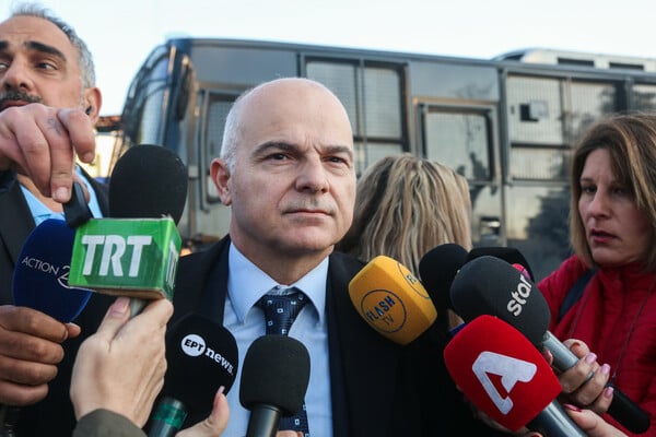Δίκη για τα Τέμπη: «Είναι άρρηκτα συνδεδεμένη η παράνομη μετάταξη του σταθμάρχη με τον θάνατο των ανθρώπων μας»