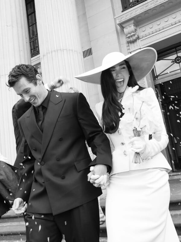 Dua Lipa - Callum Turner:  Τι ετοιμάζουν στη Σικελία μετά τον γάμο τους
