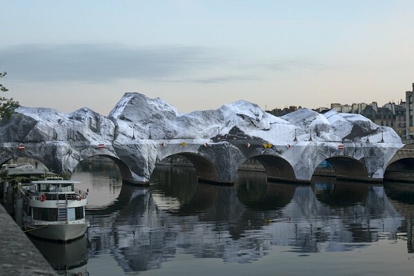 Η «σπηλιά» του JR στην Pont Neuf δεν πρόλαβε να ανοίξει — την πρόλαβε η καταιγίδα