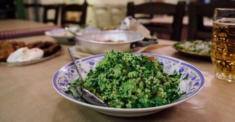 Η Δέσποινα Τριβόλη συστήνει στους επισκέπτες της Αθήνας τα καλύτερα μέρη για φαγητό