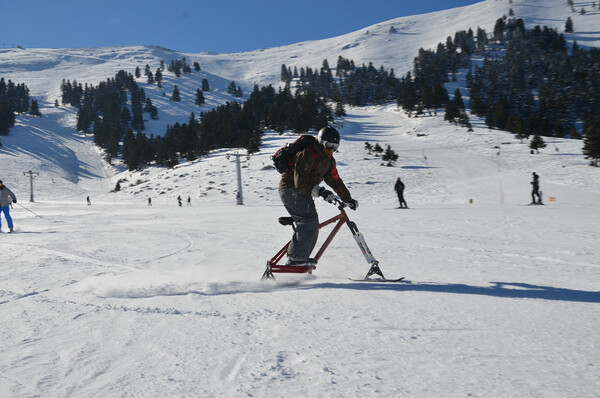 Ο Σταύρος Νταβαρινός ξέρει τα πάντα για το ski bike