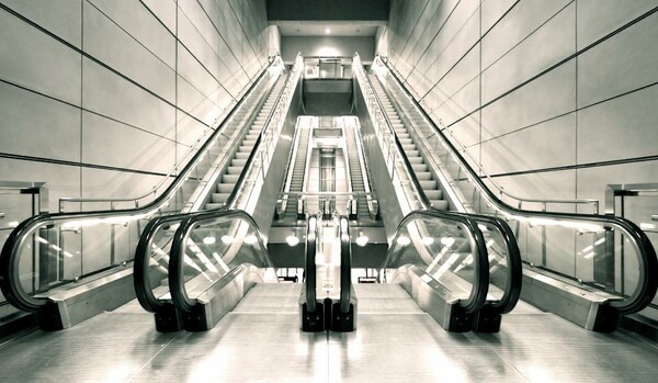 Η αιώνια διαφωνία για τις κυλιόμενες σκάλες του μετρό