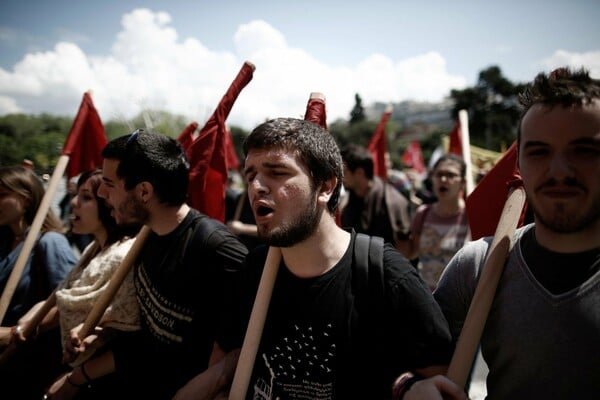 Μου χαρίζετε ένα κόκκινο γαρίφαλο, παρακαλώ;