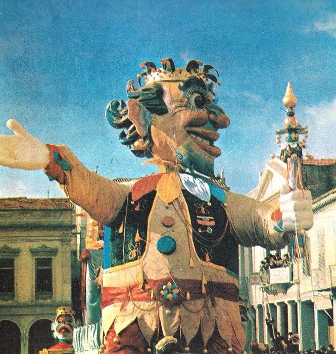 Το Πατρινό Καρναβάλι του 1966 σε εντυπωσιακές εικόνες και βιτριολικές λεζάντες του Φρέντυ Γερμανού
