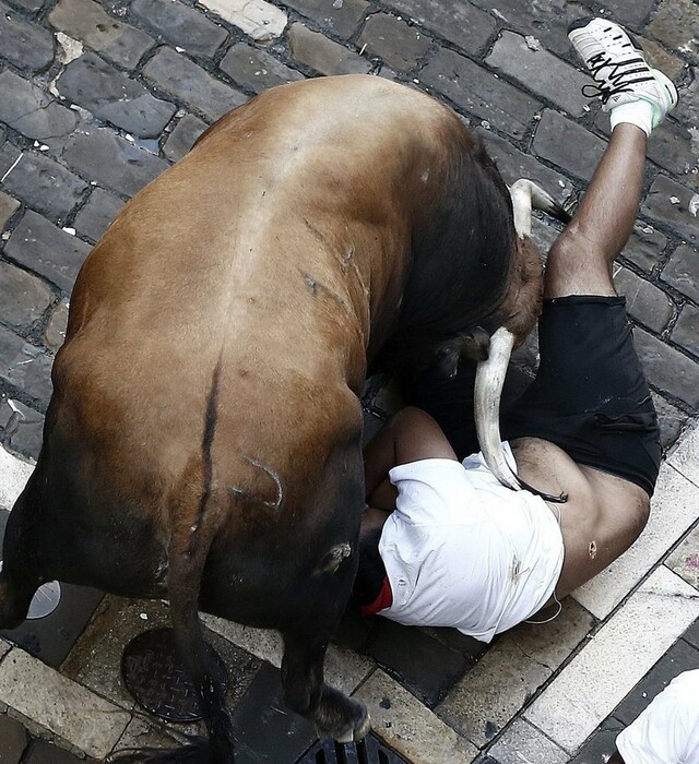 Οι ταύροι άλλαξαν ξαφνικά πορεία και τραυμάτισαν έξι ανθρώπους στο φεστιβάλ της Παμπλόνα