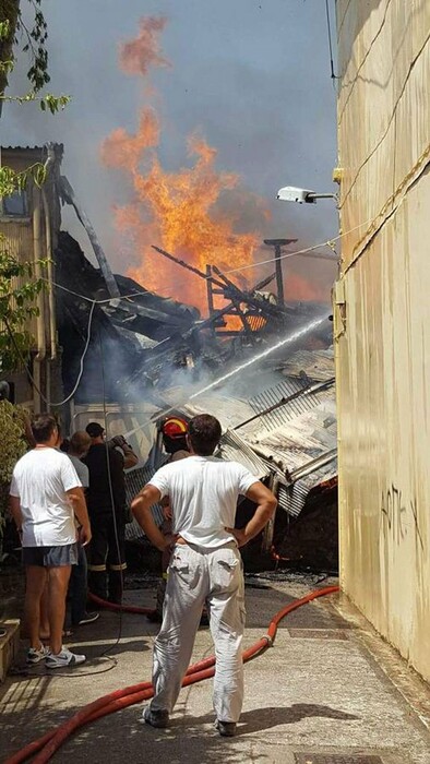 Φωτογραφίες από τη μεγάλη φωτιά στην παλιά πόλη της Λευκάδας