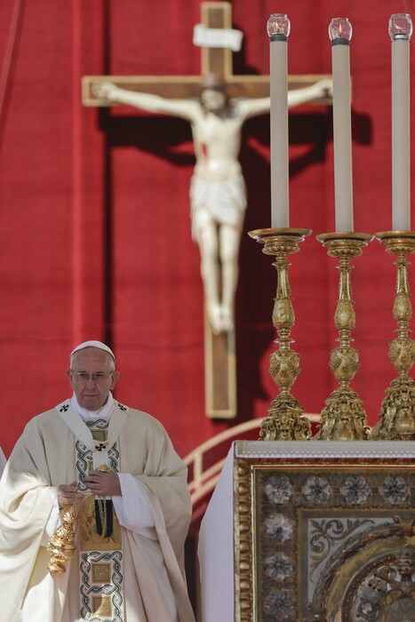 O Πάπας αγιοποίησε την Μητέρα Τερέζα ενώπιων χιλιάδων πιστών, αστέγων και αρχηγών κρατών