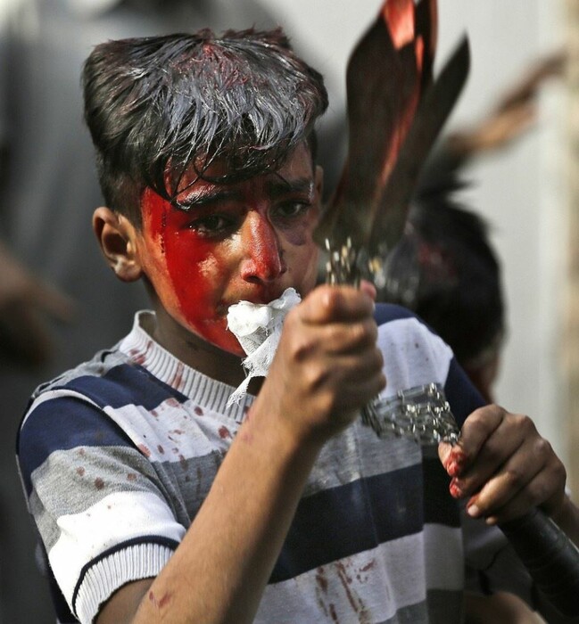 Σκληρές εικόνες από το αιματηρό τελετουργικό των Μουσουλμάνων για την Ασούρα