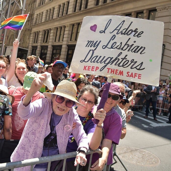 Το θεαματικό Pride της Νέας Υόρκης - Πολύχρωμη Παρέλαση Υπερηφάνειας με χιλιάδες ανθρώπους στην 5η Λεωφόρο