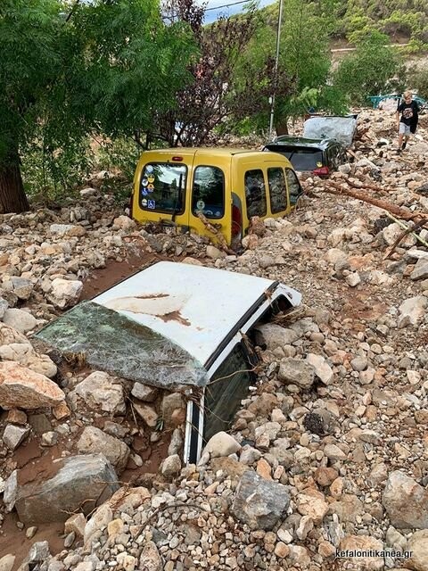 Κυκλώνας «Ιανός»: Αυτοκίνητα θάφτηκαν κάτω από τόνους πέτρας στην Κεφαλονιά