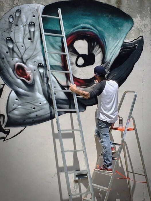 Ένας street artist που μιξάρει Καραβάτζιο, tattoos και video games