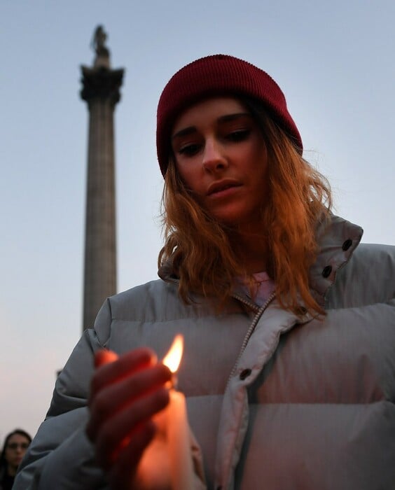 Χιλιάδες Λονδρέζοι στην πλατεία Τραφάλγκαρ τιμούν απόψε τα θύματα της επίθεσης