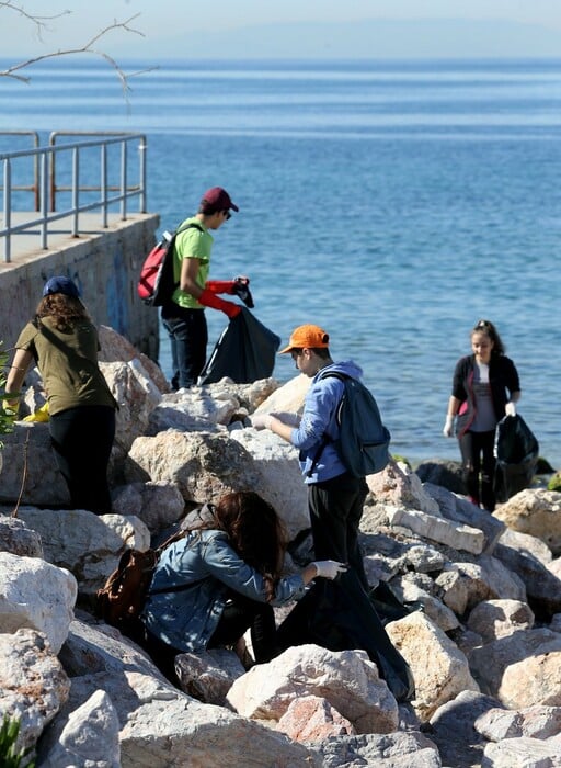 Let's Do It Greece: Ένα μεγάλο μπράβο στους χιλιάδες Έλληνες εθελοντές που σήμερα άφησαν τη βόλτα και τον καναπέ