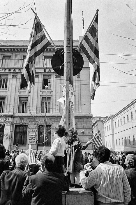 10 φωτογραφίες του Μπάμπη Τσόκα απ' την 25 Μαρτίου του 1990, όταν η Ελλάδα ήταν μπροστά σ' ένα σταυροδρόμι