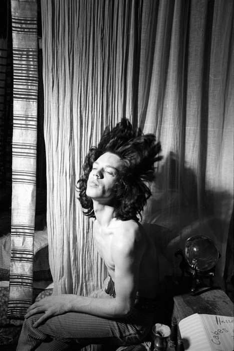 Όταν ο Cecil Beaton φωτογράφισε τον Mick Jagger στο αυστηρώς ακατάλληλο κινηματογραφικό του ντεμπούτο