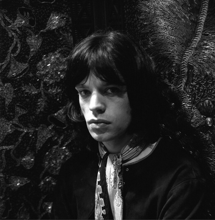 Όταν ο Cecil Beaton φωτογράφισε τον Mick Jagger στο αυστηρώς ακατάλληλο κινηματογραφικό του ντεμπούτο