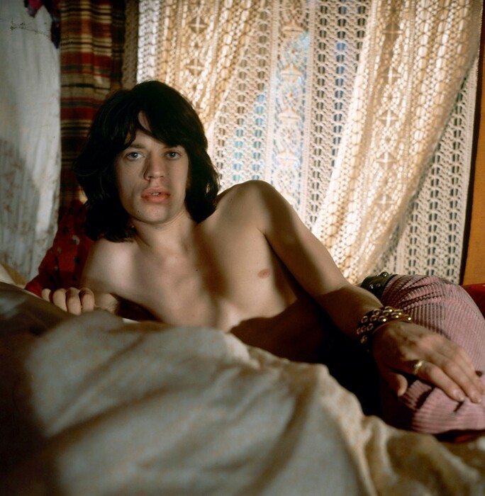 Όταν ο Cecil Beaton φωτογράφισε τον Mick Jagger στο αυστηρώς ακατάλληλο κινηματογραφικό του ντεμπούτο