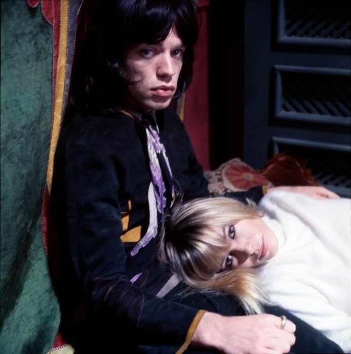 Όταν ο Cecil Beaton φωτογράφισε τον Mick Jagger στο αυστηρώς ακατάλληλο κινηματογραφικό του ντεμπούτο