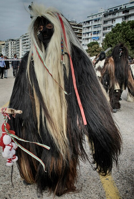 Η σημερινή πομπή των κωδωνοφόρων στην παραλία της Θεσσαλονίκης, μέσα από 10 φωτογραφίες