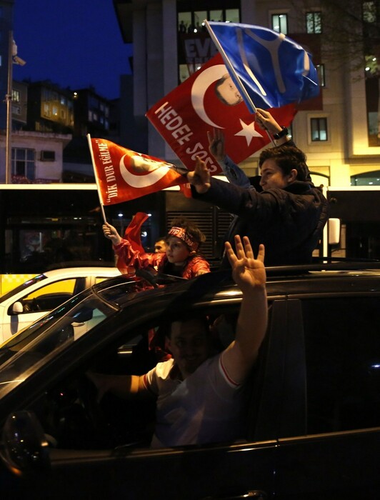 Ξέφρενοι πανηγυρισμοί στην Κωνσταντινούπολη και χιλιάδες Τούρκοι στους δρόμους για τον Ερντογάν