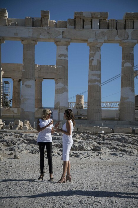 Οι επίσημες φωτογραφίες από την επίσκεψη της Μπριζίτ Τρονιέ και της Μπέτυς Μπαζιάνα στην Ακρόπολη