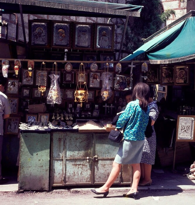 Συναρπαστικές έγχρωμες φωτογραφίες στους δρόμους της Αθήνας του 1966