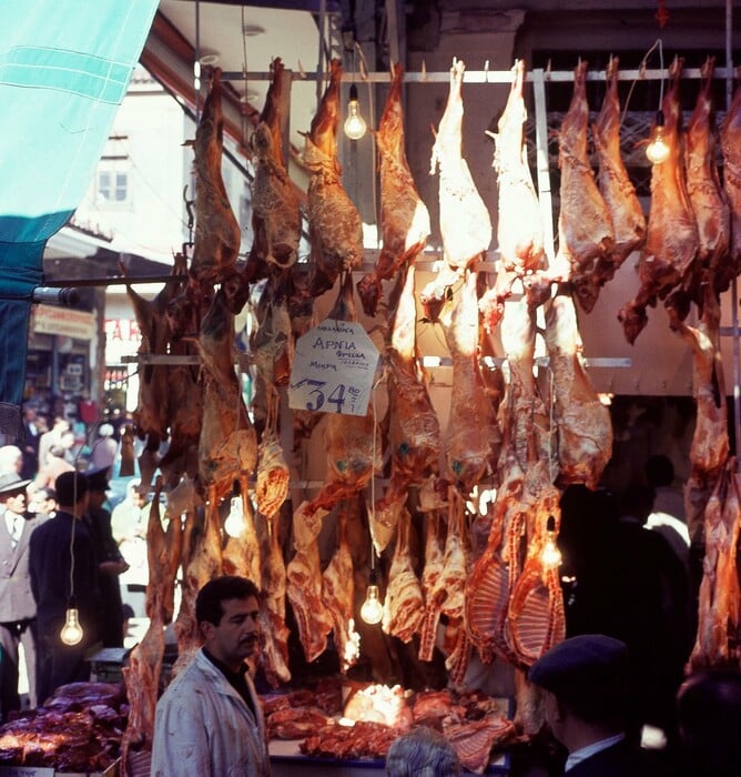 Συναρπαστικές έγχρωμες φωτογραφίες στους δρόμους της Αθήνας του 1966