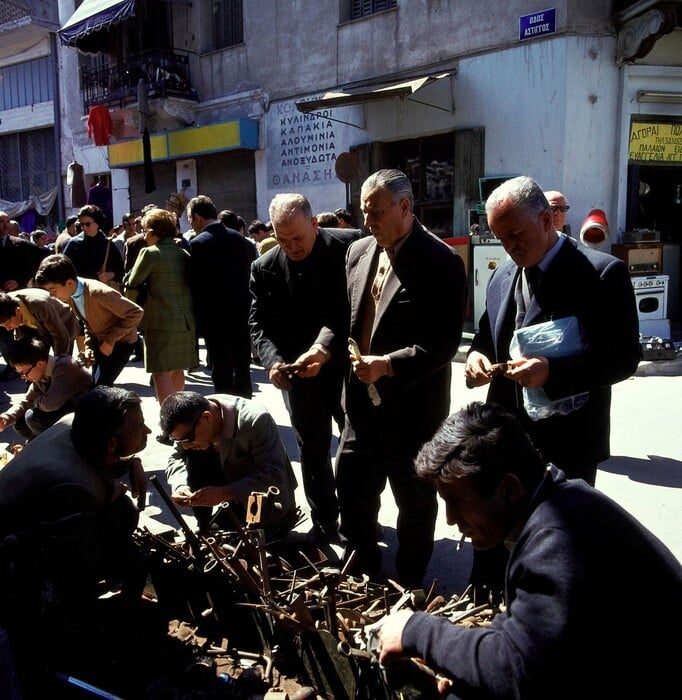 Συναρπαστικές έγχρωμες φωτογραφίες στους δρόμους της Αθήνας του 1966