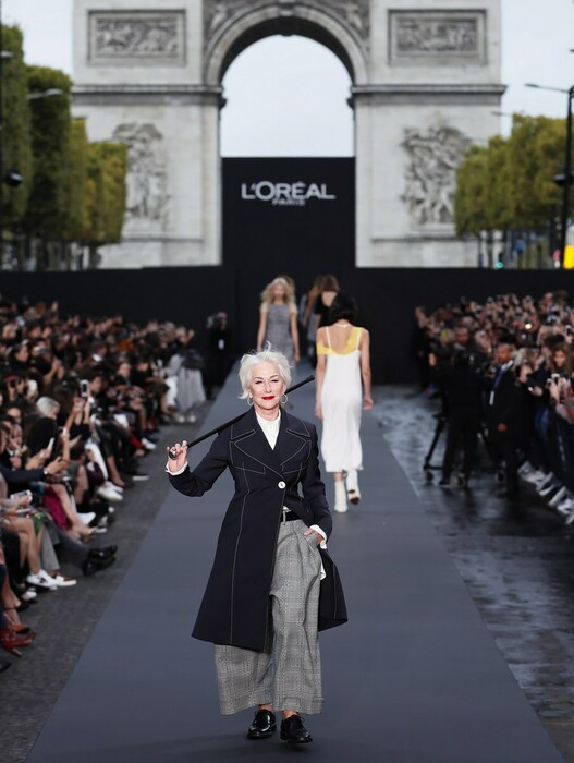 Υπέροχες και λαμπερές οι Τζέιν Φόντα και Έλεν Μίρεν περπάτησαν σε πασαρέλα στο Παρίσι