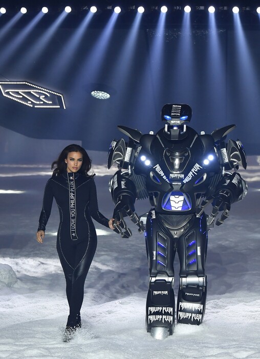 Η Ιρίνα Σάικ περπατά στην πασαρέλα με ένα πελώριο 'ρομπότ'