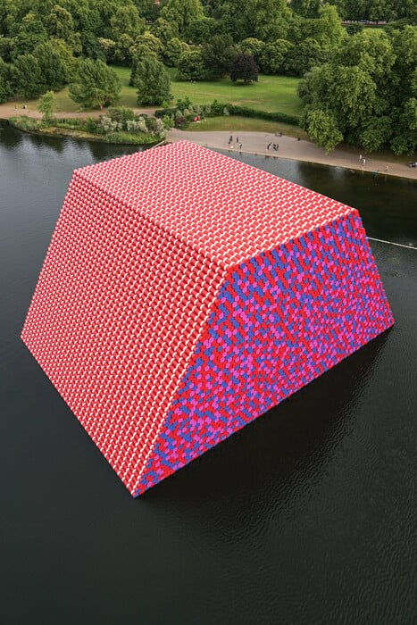 Ένα πελώριο γλυπτό από 7.506 βαμμένα βαρέλια επιπλέει στη λίμνη του Χάιντ Παρκ στο Λονδίνο