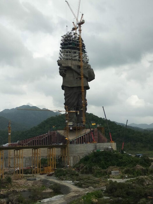 Το ψηλότερο άγαλμα στον κόσμο αρχίζει να παίρνει μορφή στην Ινδία