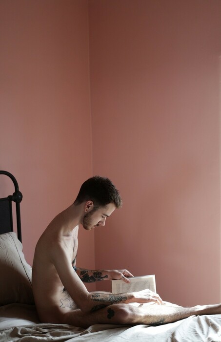 Οι άντρες που διαβάζουν γυμνοί κάνουν το διάβασμα απίθανα sexy