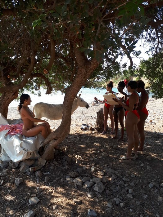 Ζωγραφίζοντας γυμνά κορμιά γαρνιρισμένα με φρούτα στην Ύδρα και τη Δοκό