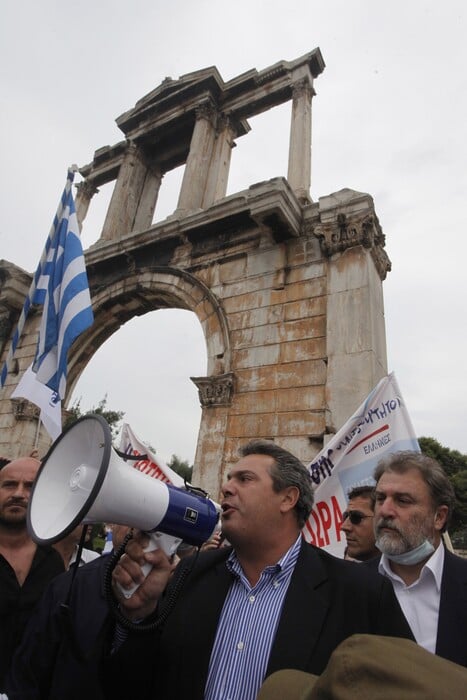 Όταν είχε έρθει η Μέρκελ στην Αθήνα: Τα «Raus», οι μούντζες, ο γυμνός διαδηλωτής και ο Τσίπρας μπροστάρης