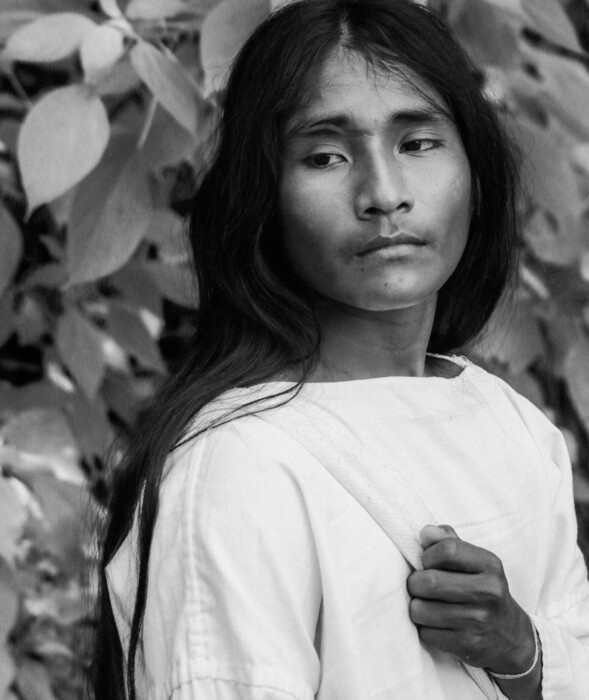 Ένας Έλληνας επισκέπτεται τους Tairona, τους ιθαγενείς με τα λευκά ρούχα, στη ζούγκλα της Κολομβίας