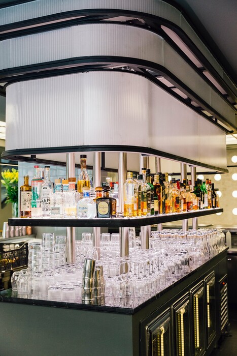 Δείτε πρώτοι το νέο all day bar-restaurant του six d.o.g.s