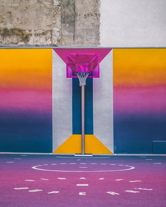 Ένα πολύχρωμο γήπεδο μπάσκετ «κρύβεται» στα σοκάκια του Παρισιού
